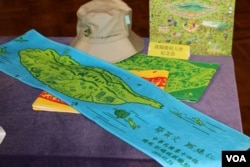 小礼品(美国之音记者齐勇明拍摄)