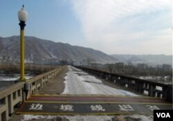 图们江大桥上的中朝边境线