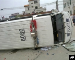 警车被抗议群众推翻 抗议