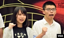 香港团体“众志”秘书长黄之锋和常委周庭(美国之音汤惠芸拍摄)