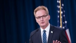 美国海军部代理部长莫德利(Thomas Modly)宣布将罗斯福号航母舰长解职(美国国防部2020 年4月1日照片)