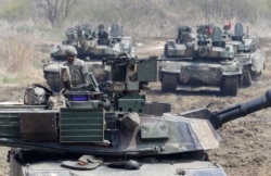 资料照片:美国陆军M1A2坦克在韩国坡州参加美韩联合军演。(2014年4月15日)