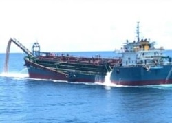 台湾海巡署查扣的中国抽砂船,大多停泊在高雄市的兴达港码头,船满为患。(台湾海巡署提供)