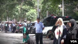 新疆自治区5.22暴恐事件后 全国开展严打暴恐专项行动 乌鲁木齐街头加强警戒 (东方拍摄)