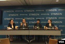 史汀生中心研究员考特尼·韦瑟比(Courtney Weatherby,右一)2018年5月11日在华盛顿的一场讨论会上(美国之音叶林拍摄)