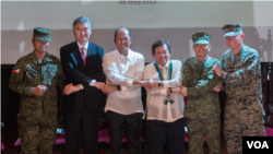 美国和菲律宾官员2017年5月8日出席‘肩并肩’年度联合军演开幕式” (美国驻菲律宾大使馆照片)