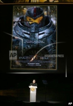 《环太平洋》导演德尔•托罗在拉斯维加斯对观众讲话。(2013年4月16日)