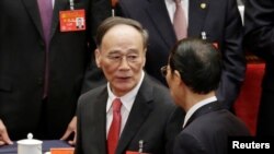 中国共产党第十九次全国代表大会闭幕式之后,王岐山离开会场,这是他最后一天担任中纪委书记和政治局常委(2017年10月24日)。