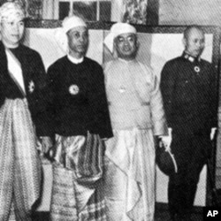 昂山(右穿日式军装者)和缅甸代表团觐见日皇前合影(1943年3月)