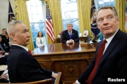 中国副总理刘鹤与美国贸易代表莱特希泽在白宫椭圆形办公室与美国总统特朗普会面。(2019年2月22日)