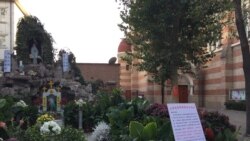 资料照片:中国官方天主教会的天津圣若瑟主教座堂院内有关响应教宗方济各发起的法蒂玛圣母显现一百周年活动的通知。(2017年)