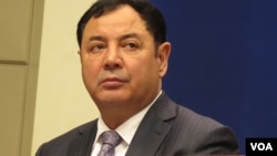 新疆维吾尔自治区党委常委肖开提·依明称蒙面罩袍是极端服饰(美国之音东方拍摄)