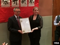 纽约州参议员鲁本•迪亚斯的代表安•奴娜向贡嘎扎西颁发了参议员的表扬状(美国之音 方冰拍摄)
