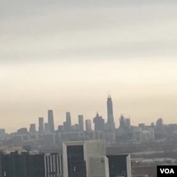 2016年冬,天气污染情况较轻时,从北京大兴远眺,仍可望见十八公里外的国贸三期大厦和中国尊擎天塔尖。(美国之音新闻图片)