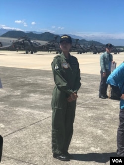 台湾陆军航空第601旅少校飞行官杨韵璇是亚洲首位AH-64E女飞行员。 (美国之音记者萧洵摄影)
