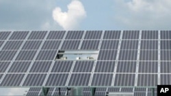 中国积极发展太阳能,图为云南省的太阳能板方阵