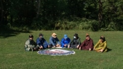 一群生活在美国首都华盛顿郊区马里兰州的蒙古族人正在为他们千里之外的家乡人民发声,希望他们引以为豪的语言和文化能够逃脱中国当局侵略性民族政策的侵蚀。(美国之音记者文灏拍摄)