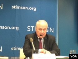 华盛顿战略与国际研究中心的莱因施(William Reinsch)在史汀生中心举行的“川习会后美中贸易关系走向”研讨会上发言(2017年4月10日)。他曾在美国商务部负责出口管理事务。