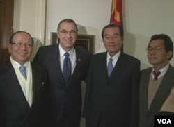 台湾代表团与美国联邦众议员邵建隆合影(来源:台湾驻美代表处)