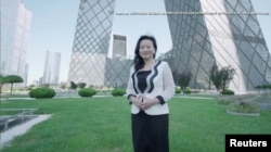 资料照:澳籍华裔主持人成蕾在北京CCTV大楼前