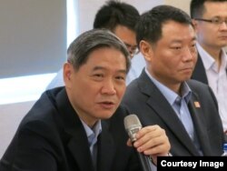 国台办主任张志军(右一)24日在金门与金门业界座谈 (夏张会媒体群组)