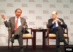 弗朗西斯·福山和约翰霍普金斯大学国际关系学院的迈克尔·曼德巴姆在美国智库外交关系协会的一个研讨会上。(美国之音斯洋拍摄)
