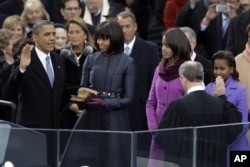 奥巴马在最高法院大法官面前宣誓就任美国总统,奥巴马夫人手持圣经(2013年1月21日)