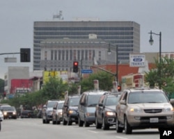 车队为刘晓波游行,左后白建筑为洛杉矶市政府