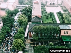 数以千计的同婚法支持者冒雨在台湾立法院外等后投票解果(图片来源:婚姻平权大平台)