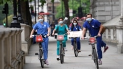 英国伦敦的医务人员骑自行车参加抗议活动(路透社2020年6月3日)