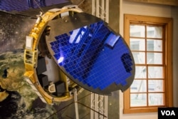 台湾与美国合作开发的卫星模型。(美国之音记者方正拍摄)