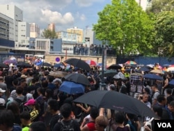 港人在元朗自发游行包围元朗警署 (美国之音海彦拍摄)