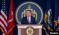 美国国防部长卡特在安纳波里斯的美国海军官校毕业典礼上致词。 (2016年5月27日)