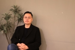 年仅34岁的台湾导演许承傑自美国纽约大学电影制作研究所毕业后,将外婆的故事改编为电影《孤味》。(美国之音记者李玟仪摄)