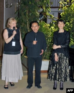 周美青(右),云门舞集创办人林怀民, 俄罗斯翻译(左)