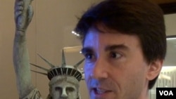 在香港工作的美国人格兰.波凯支持奥巴马连任(美国之音 谭嘉琪拍摄)