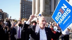 资料照:参议院少数党领袖舒默(Senate Minority Leader Chuck Schumer, D-NY)2020年11月7日参与庆祝拜登胜选游行。