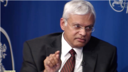 卡内基国际和平基金会高级研究员特利斯在美国亚洲协会在纽约举行的“向川普总统建言亚洲政策”讨论会上(亚洲协会图片,2016年11月10日)