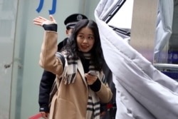 前央视实习生周晓璇公开指控央视主持人朱军性骚扰两年后走进北京海淀区一家法院出庭。(2020年12月2日)