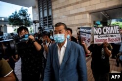 香港壹传媒创始人黎智英抵达西九龙警局。(2020年10月15日)