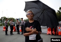 Pensiunan pegawai negeri Maria Catarina Sumarsih, yang anaknya tewas pada 1998, melakukan protes terkait pelanggaran hak asasi manusia di luar istana presiden di Jakarta. (Foto: Reuters)