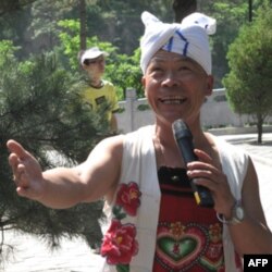 刘爱民给我们唱了一曲《东方红》,很有味道。