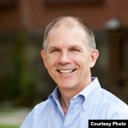 纽约州移民律师史蒂芬•耶尔-雷尔(图片来自Stepher W. Yale-Loehr)