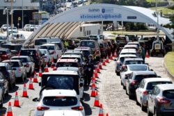 资料照片:人们在澳大利亚悉尼一处新冠病毒检测站开车排队。(2021年12月30日)