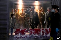 北京一家电影院张贴的“长津湖”电影海报。(2021年10月1日)