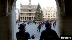 资料照:比利时警察在布鲁塞尔大广场执勤。