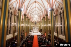 2018年12月24日,圣诞节前夕的北京西什库大教堂(也称为北堂)里,教徒参加弥撒。