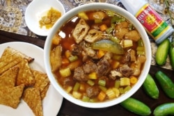 Tempe, tahu, kecap, semua berbahan dasar kedelai yang 95 persennya impor. (Foto: VOA/Nurhadi Sucahyo)