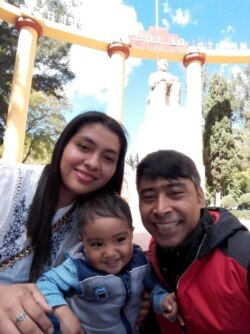 Keluarga Jawa-Mixteca di depan patung pahlawan kota kecil di Oaxaca, Meksiko (foto: Alexander Riyanto).