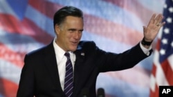 罗姆尼在发表认输演说之前向支持者挥手致意